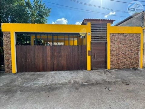 Casa con amplio terreno en venta en Cuacel Pueblo de Mérida– $2,150,00