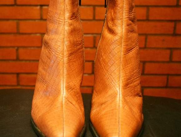 Botas marrones de cuero en Lago Buenos Aires (Localidad)