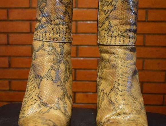 Botas marrones animal print en Lago Buenos Aires (Localidad)
