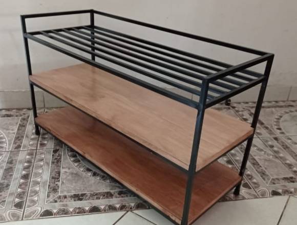 Zapatero de hierro y madera en Fernando de la Mora (Distrito)