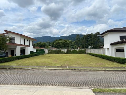 Venta de Estupendo Lote de Terreno en Santa Ana / Mls. 26-703 OFC JB
