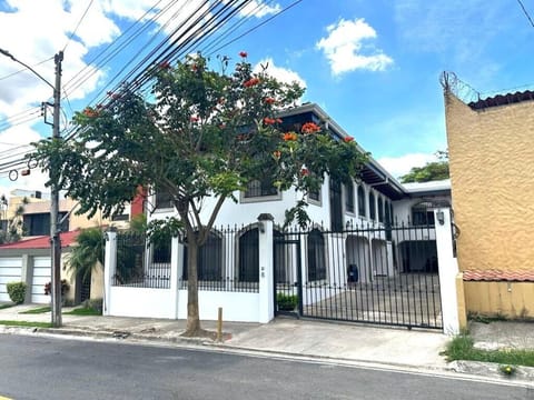 Venta de Apartamentos en San Rafael de Escazú / Mls. 26-1207 OFC JB