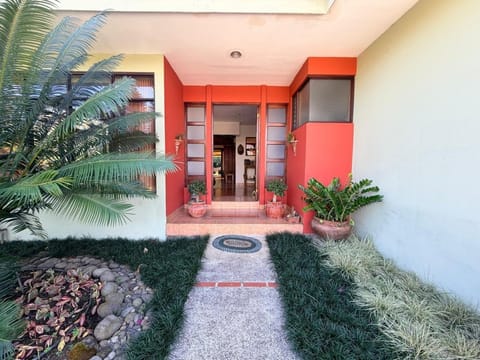 Venta de Funcional Casa en Guachipelin, Escazú / Mls. 26-1295 OFC JB