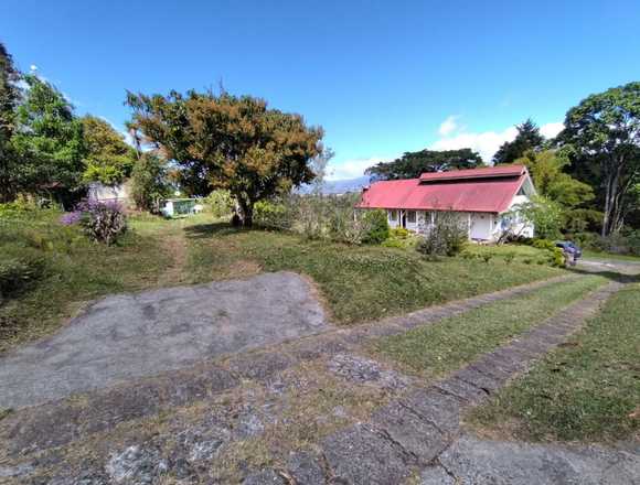 Amplia Propiedad con 3 Casas en Tres Ríos