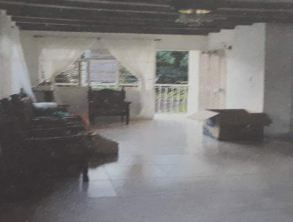 CASA ESQUINERA MULTIFAMILIAR DE 3 NIVELES