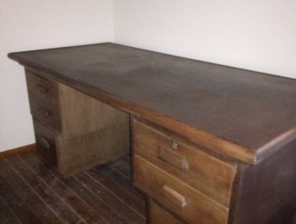Escritorio de roble en Montevideo (Localidad)