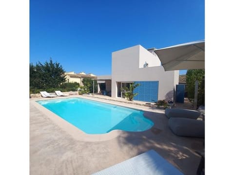 Chalet con piscina y vistas al mar