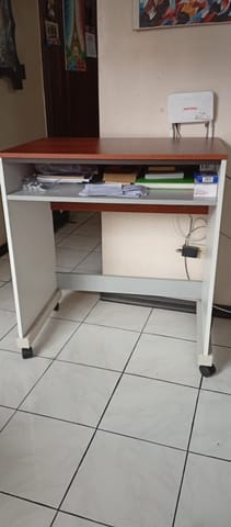 Mesa Escritorio Nueva con Rodines y Gaveta en Tibás (Cantón)