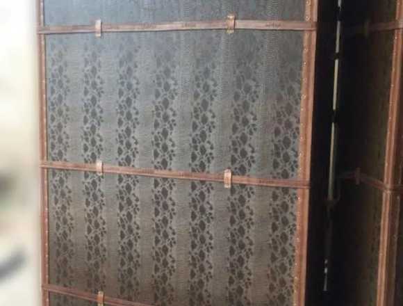 BÁUL EXPOSITOR PARA ROPA Y COMPLEMENTOS en Almería (Municipio)