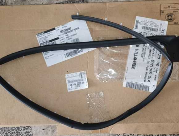 Borracha Porta frente Esquerda Opel Corsa F em Loures (Concelho)