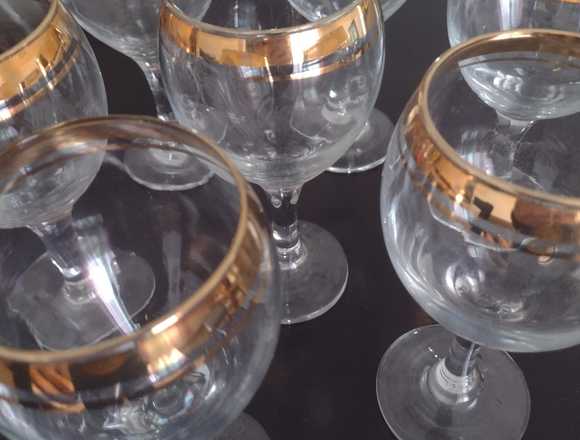 7 copas de vino con reborde dorado en Firmat (Localidad)