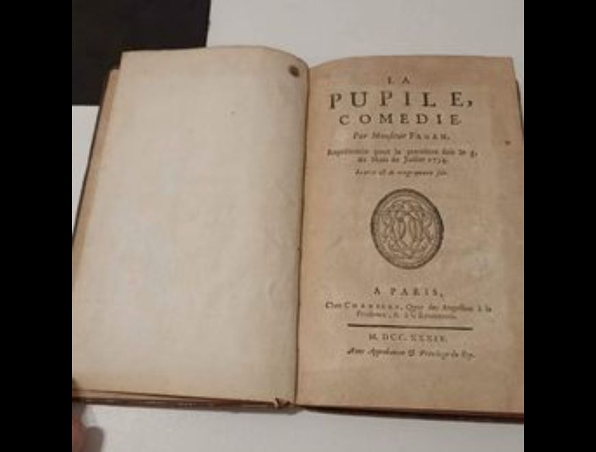 LiBRO ANTIGUO Y ORIGINAL DE 1734,LA PUPILE COMEDIE
