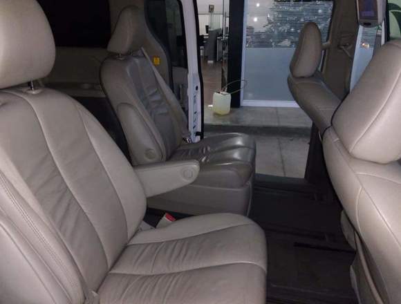 Toyota Sienna XLE 2011