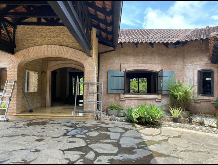 Se vende casa con piscina y gran lote Guácima