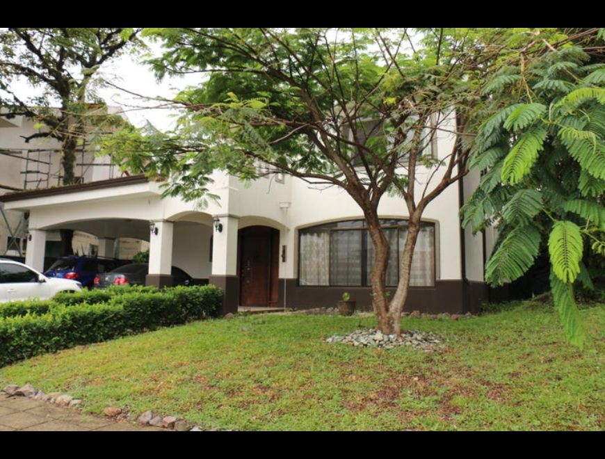 Se vende casa con patio en Santa Ana 23-1014