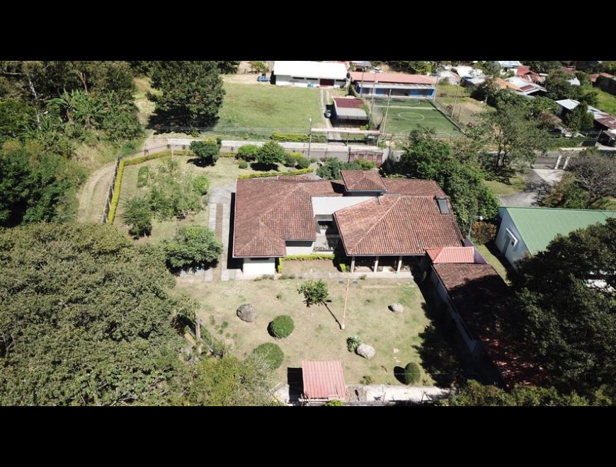 Se vende casa con lote de 2,042m2 Santa Ana23-1553