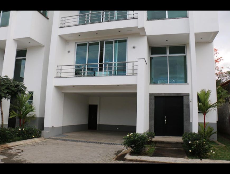 Se vende }casa de lujo en Guachipelín Escazú 24-31 en Escazú (Cantón)