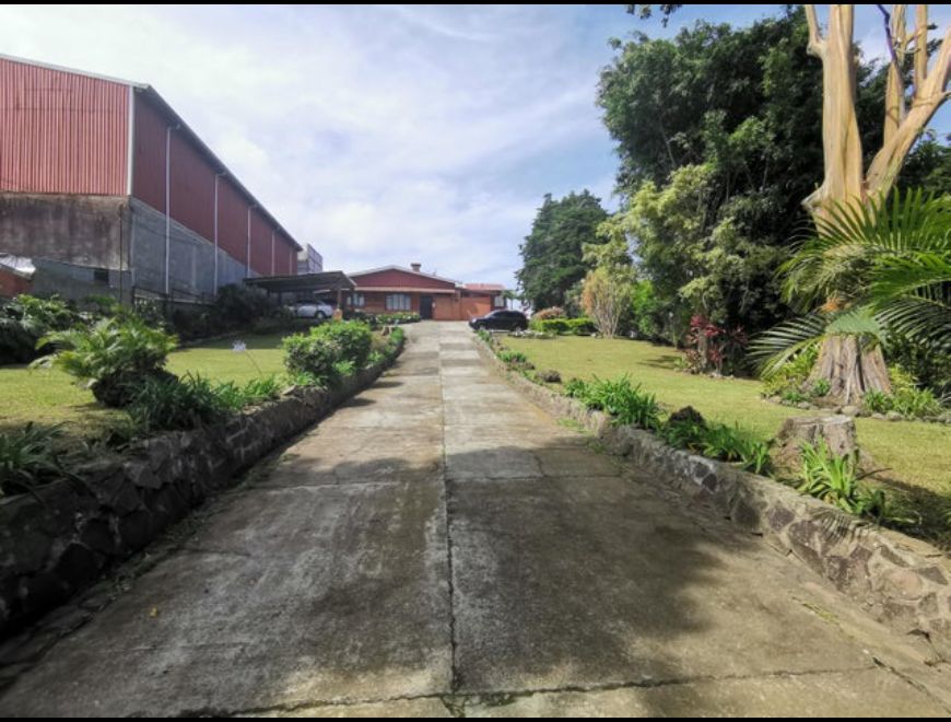Se vende casa con amplio lote Vásquez de Coronado