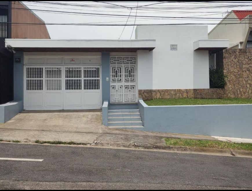 Se vende casa con patio en San Vicente24-431 en Moravia (Cantón)