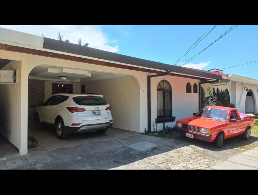 Se vende casa con terraza en condominio Moravia