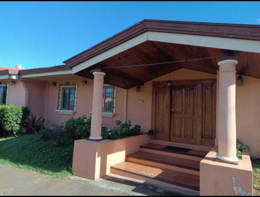 Se vende casa con lote de 970m2 San José 24-797