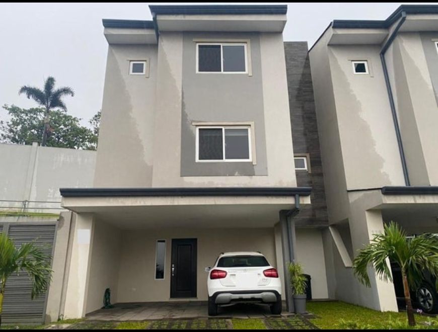 Se vende casa de 3 plantas en Escazú 24-1255 en Escazú (Cantón)