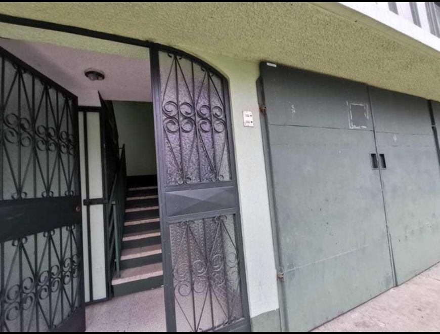 Se vende local con 4 apartamentos San José 24-1430