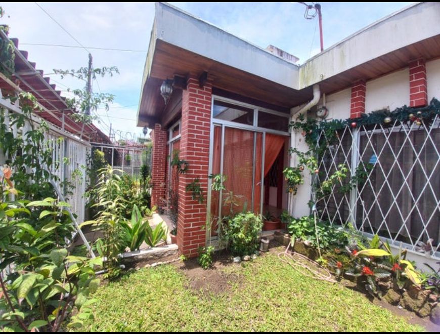 Se vende casa con jardín en San José 24-1728 en Goicoechea (Cantón)