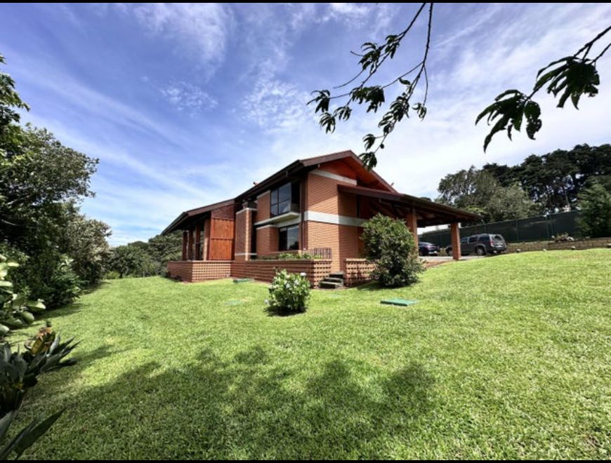 Se vende casa con amplio lote Ángeles Heredia en San Rafael (Cantón)