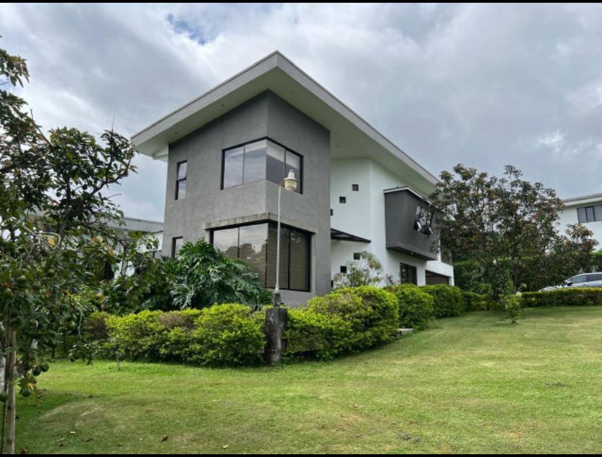 Se vende casa con amplio lote Heredia 25-462