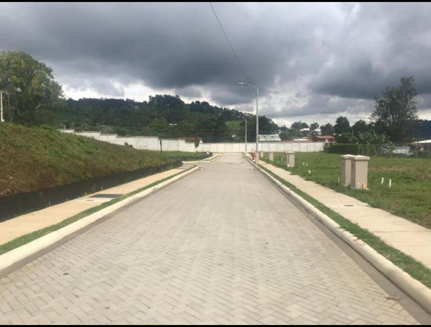 Se vende lote de 176m2 en condominio Tres Ríos