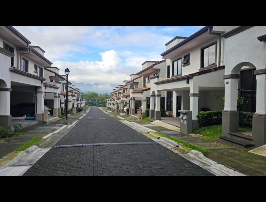 Se vende casa en condominio de Ulloa 25-509