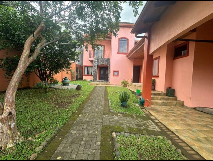 Se vende casa con jardín en Barrantes Heredia