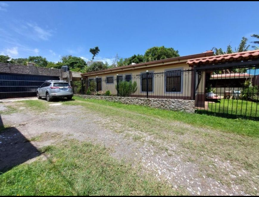 Se vende casa con uso de suelo mixto 25-782