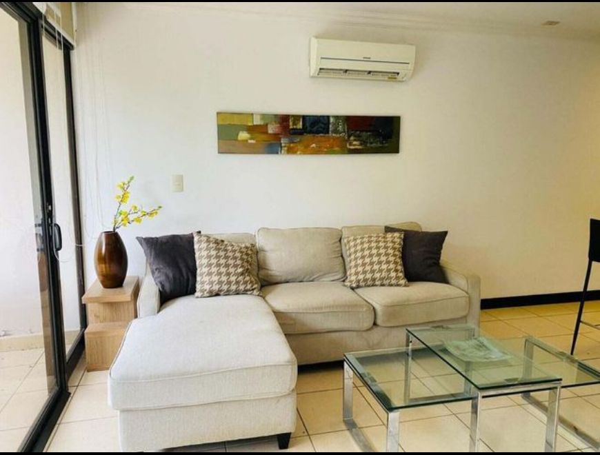Se alquila apartamento en condominio Rio Oro