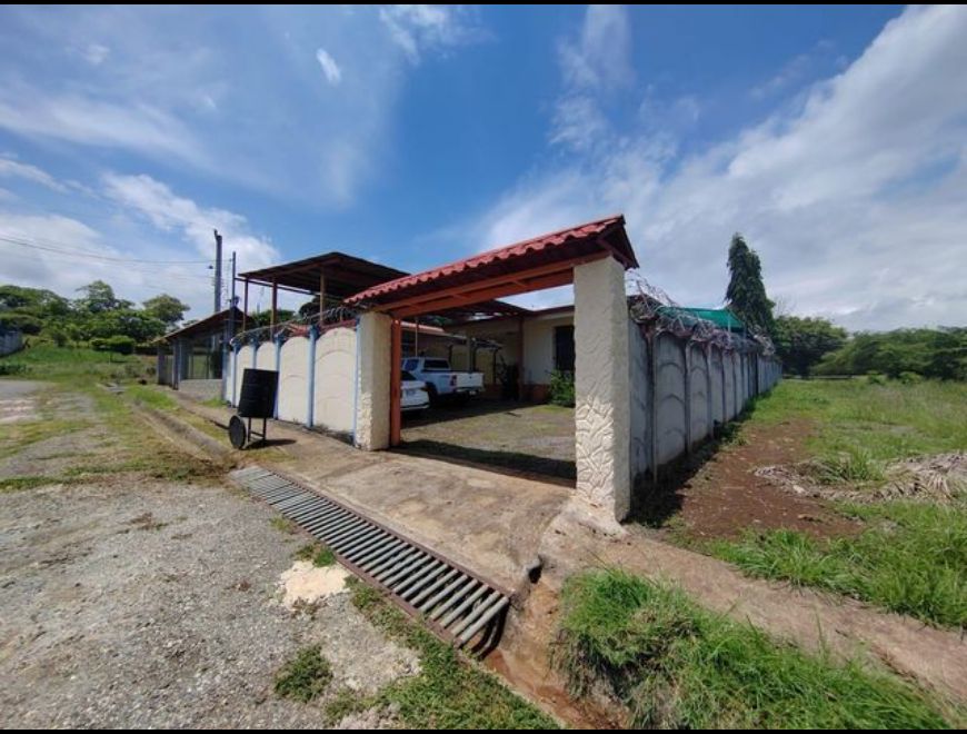 Se alquila casa con piscina en Trinidad Vieja en Orotina (Cantón)