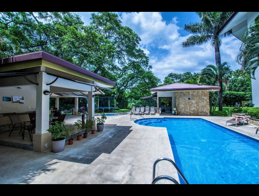 Se alquila apartamento en condominio de Santa Ana
