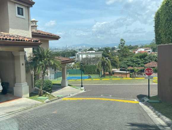 Se vende casa en condominio de Escazú 23-883 en Escazú (Cantón)
