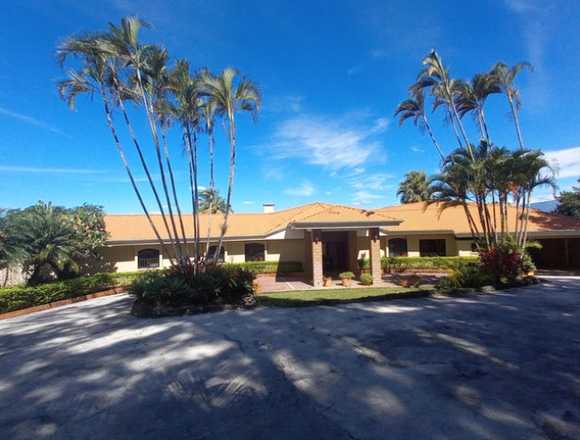 Se vende casa y lote de 11,029m2 Santa Ana 23-1201 en Santa Ana (Cantón)