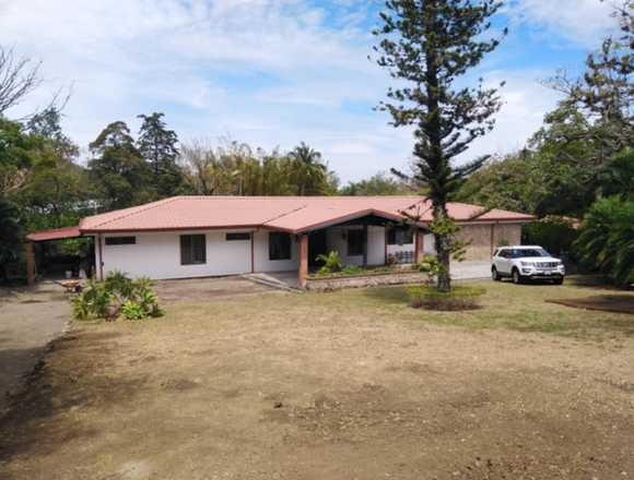 Se vende casa con lote de 2,182m2 en Santa Ana en Santa Ana (Cantón)