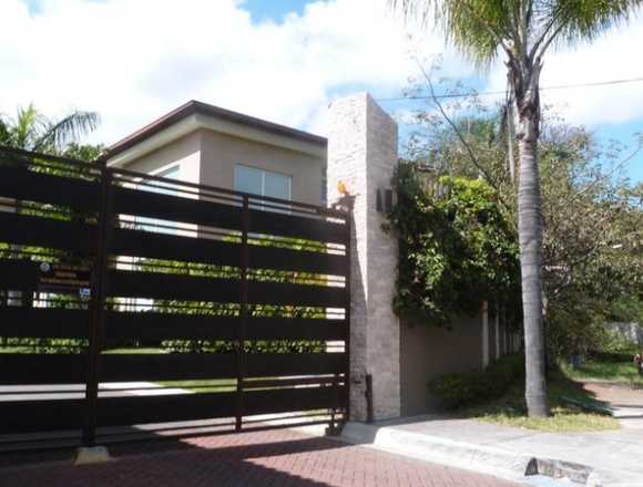 Se vende casa con en condominio Escazú 23-2975 en Escazú (Cantón)