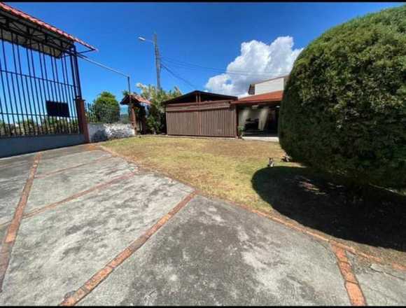 Se vende casa con lote de 2,082m2 Heredia 23-3284 en Santo Domingo (Cantón)