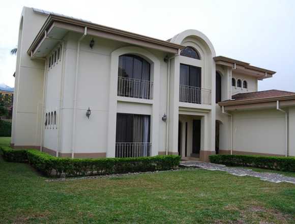 Se vende casa con 1,500m2 en Santa Ana 23-3334