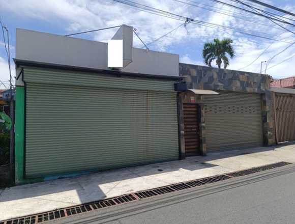 Se vende casa con patio en San Juan Tibás 24-192