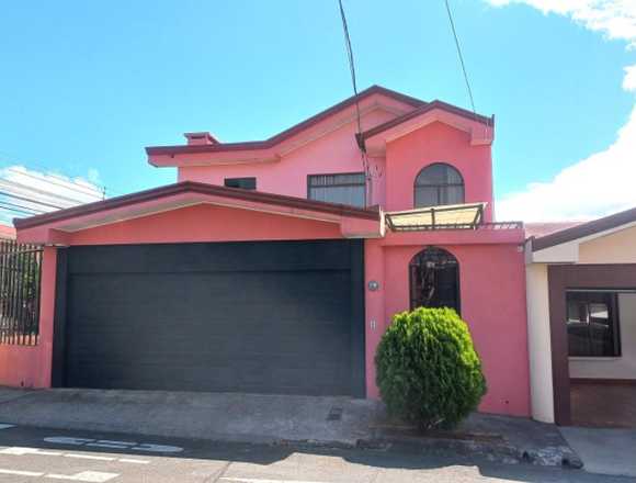 Se vende casa con patio y terraza en Moravia24-428