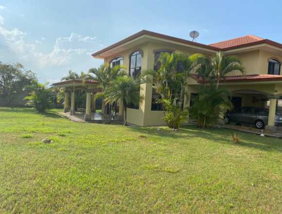 Se vende casa con lote de 2,420m2 en Heredia en Heredia (Cantón)