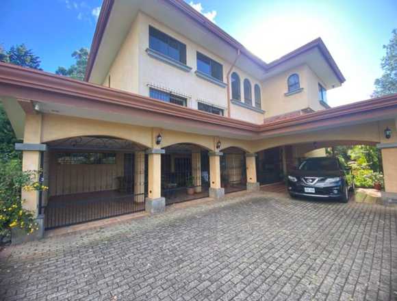 Se vende casa con lote de 5,992m2 en Heredia