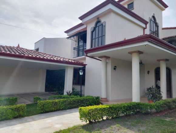 Se alquila casa con patio en Santa Ana Centro en Santa Ana (Cantón)