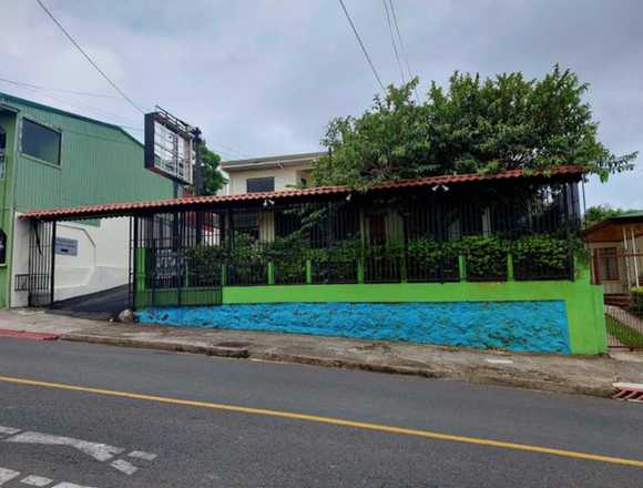 Se vende casa con jardín en Mercedes Heredia en Heredia (Cantón)