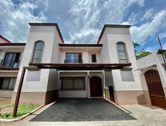 Se vende casa en condominio de Santa Ana 25-31 en Santa Ana (Cantón)